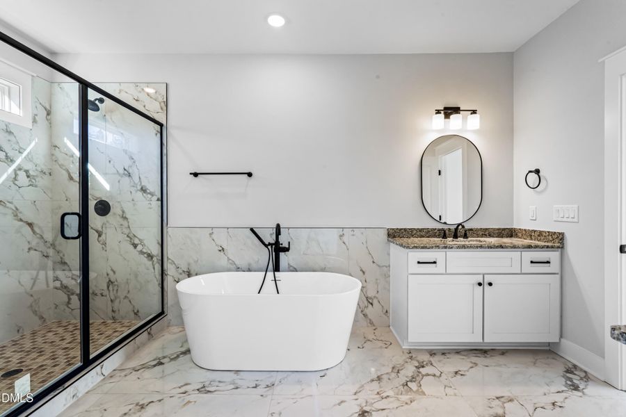 Owners Bath - To Tub - DSC04631