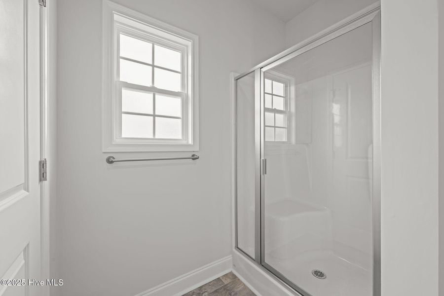 Spacious, unfurnished interior of a new home in Fairfield Harbour, New Bern (Image 24).