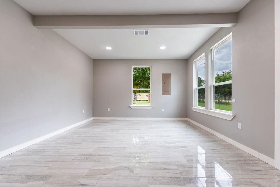 Spacious, unfurnished interior of a new home in , Walnut Springs (Image 19).