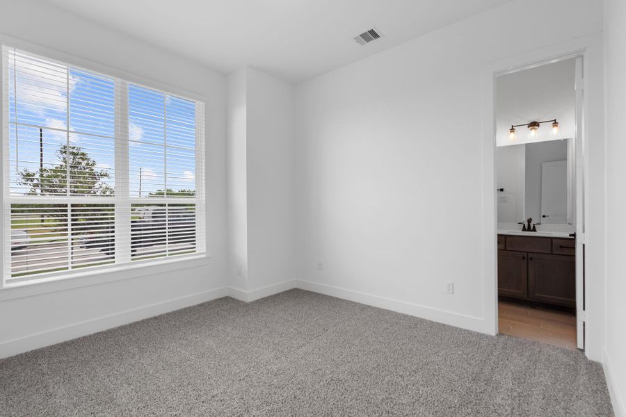 Spacious, unfurnished interior of a new home in Riceland, Mont Belvieu (Image 29).