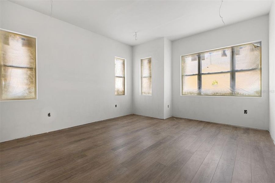 Spacious, unfurnished interior of a new home in , Tampa (Image 17).