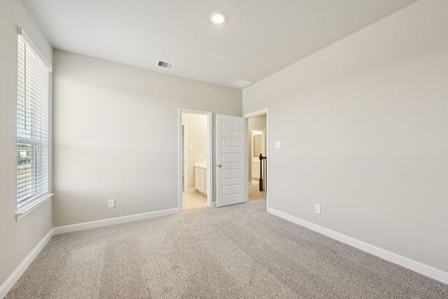 Spacious, unfurnished interior of a new home in Kemah Crossing - Luxe Series, Kemah (Image 26).