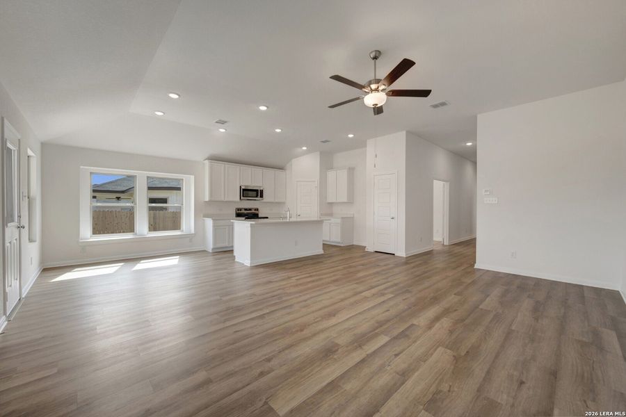 Spacious, unfurnished interior of a new home in Greenspoint Heights, Seguin (Image 33).