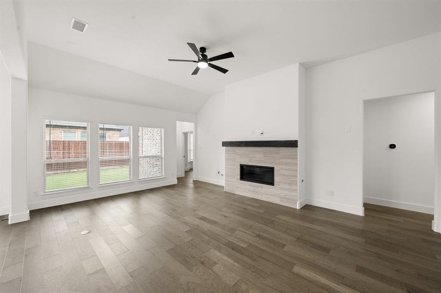 Spacious, unfurnished interior of a new home in Llano Springs, Fort Worth (Image 18).