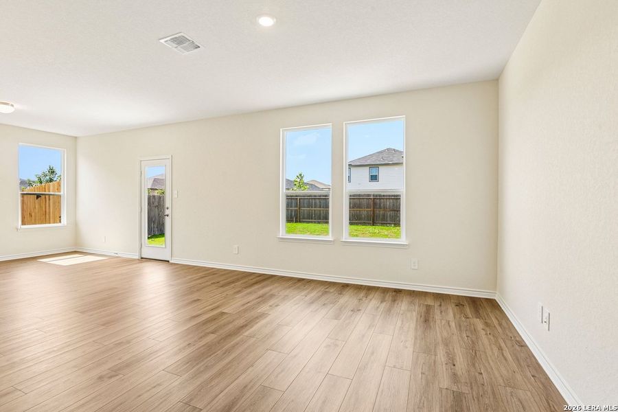 Spacious, unfurnished interior of a new home in Woodside Farms, Seguin (Image 20).