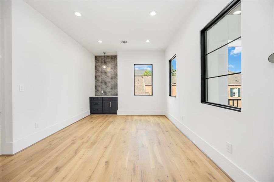 2nd Floor Loft Area w/ Wet Bar