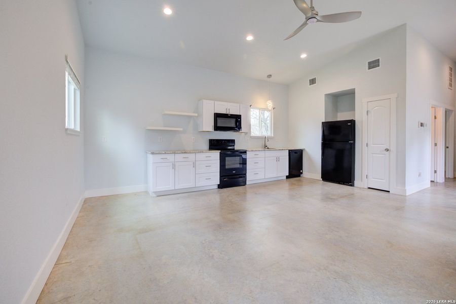 Spacious, unfurnished interior of a new home in , Canyon Lake (Image 8).