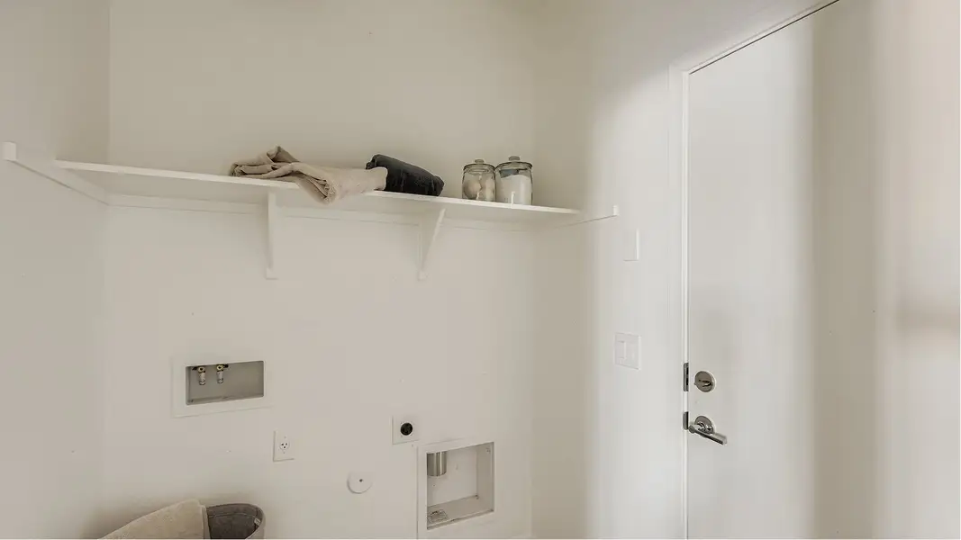 3560 Coronado Laundry F1 Base2