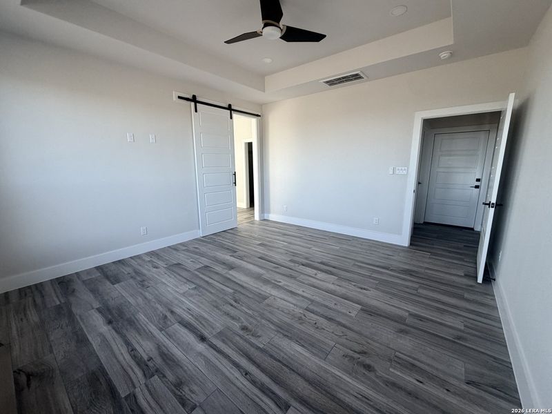 Spacious, unfurnished interior of a new home in , La Vernia (Image 22).
