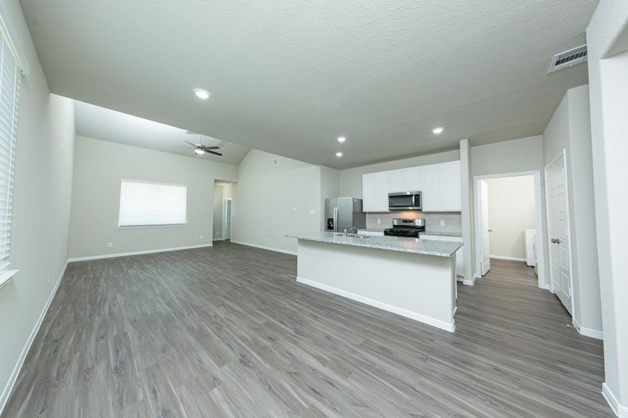 Spacious, unfurnished interior of a new home in Mackenzie Creek, Conroe (Image 14).