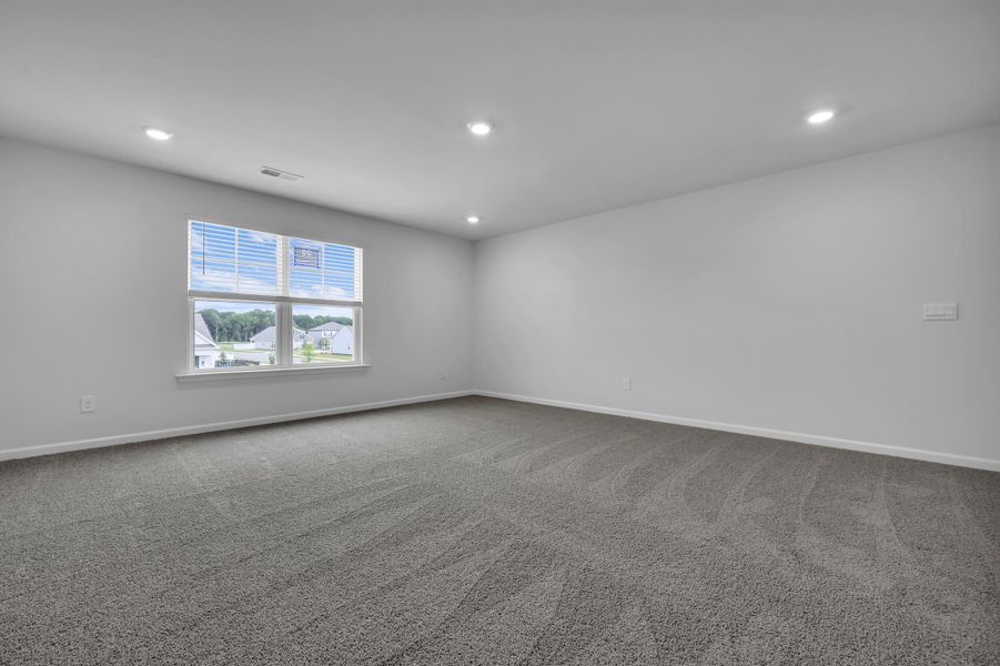 Spacious, unfurnished interior of a new home in Carolina Groves, Moncks Corner (Image 25).