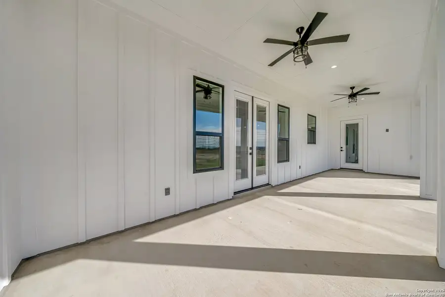 Exterior details and patio area of a home in , La Vernia (Image 4).