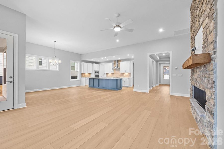 Spacious, unfurnished interior of a new home in Handsmill on Lake Wylie, York (Image 20).