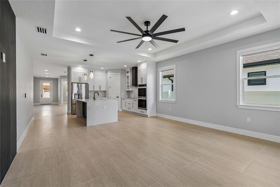 Spacious, unfurnished interior of a new home in , Tampa (Image 63).