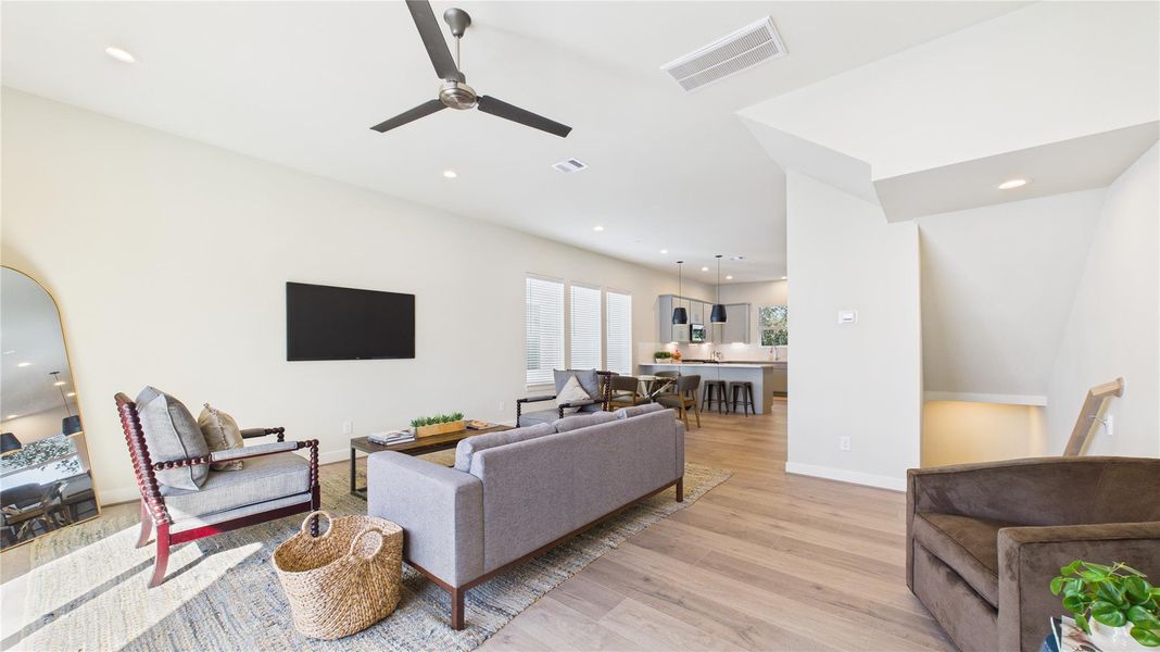 Open floorplan, tall ceilings, ceiling fans... Open floorplan, tall ceilings, ceiling fans...