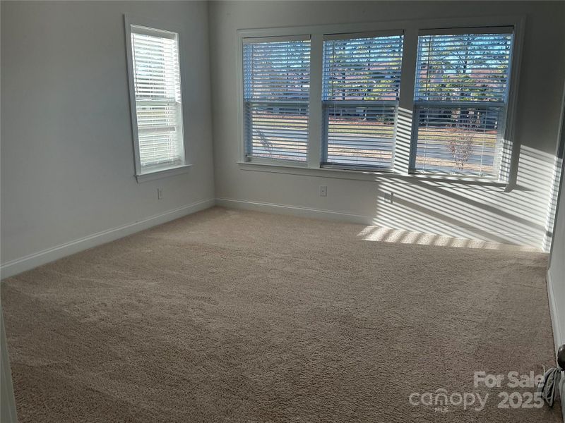 Primary bedroom w/2 walk-in closets