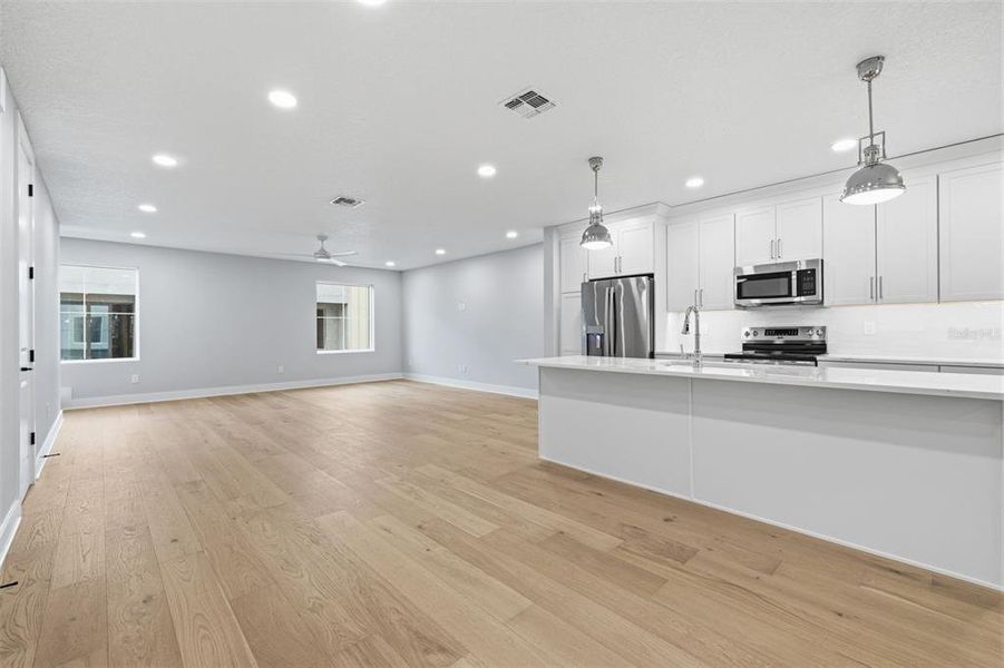 Spacious, unfurnished interior of a new home in , Tampa (Image 28).