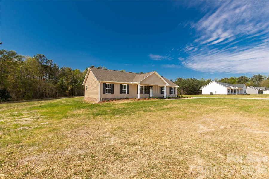 Exterior details and patio area of a home in , Kershaw (Image 21).