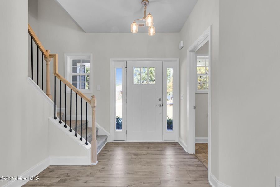 Spacious, unfurnished interior of a new home in Fairfield Harbour, New Bern (Image 11).