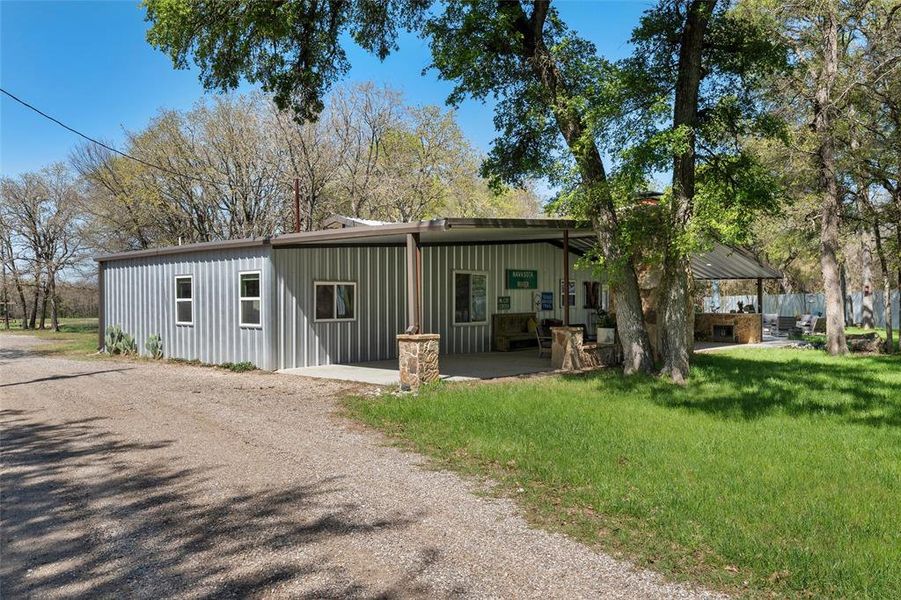 Exterior details and patio area of a home in , Groesbeck (Image 14).