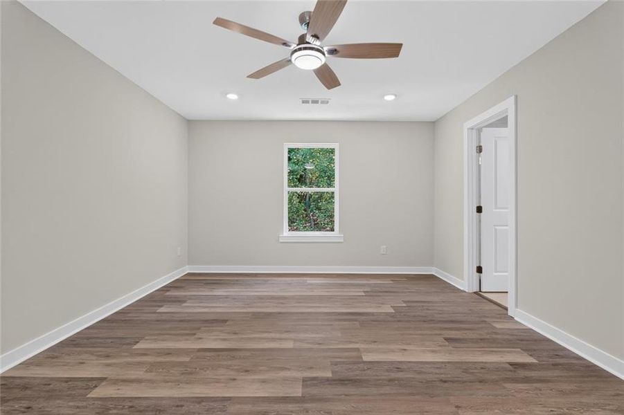 Spacious, unfurnished interior of a new home in , Gainesville (Image 18).