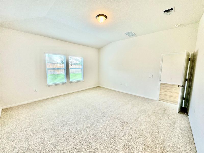 Spacious, unfurnished interior of a new home in Lexington Parke, Del Valle (Image 6).