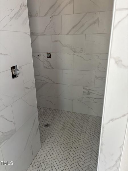 lot 7 main bath shower entry