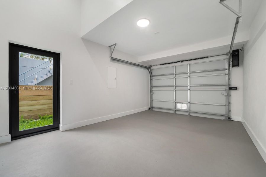 Spacious, unfurnished interior of a new home in , Hollywood (Image 43).