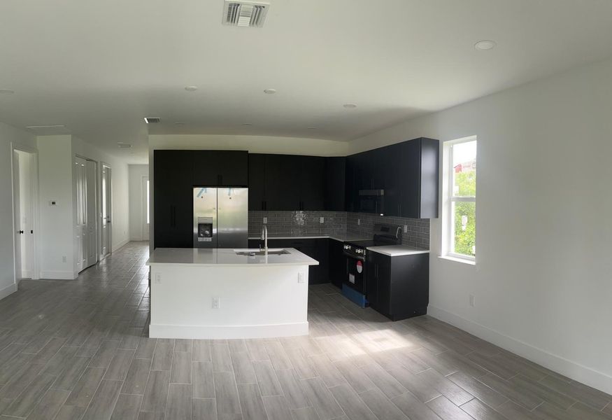 Spacious, unfurnished interior of a new home in , Rotonda West (Image 8).