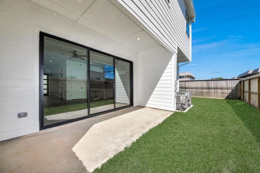 Exterior details and patio area of a home in Caywood Place, Houston (Image 21).