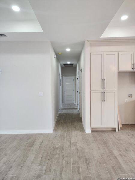 Spacious, unfurnished interior of a new home in , Eagle Pass (Image 7).