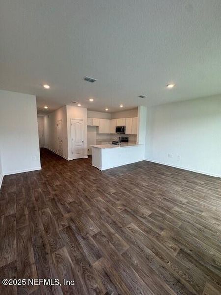 Spacious, unfurnished interior of a new home in The Landing, Middleburg (Image 19).