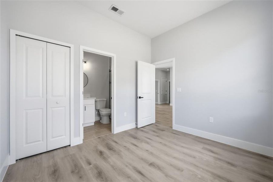 Spacious, unfurnished interior of a new home in , Ocala (Image 30).