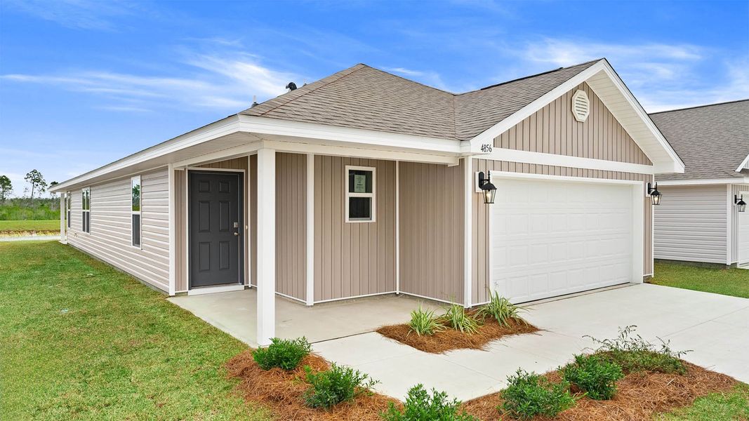 Exterior details and patio area of a home in Titus Park, Panama City (Image 2).