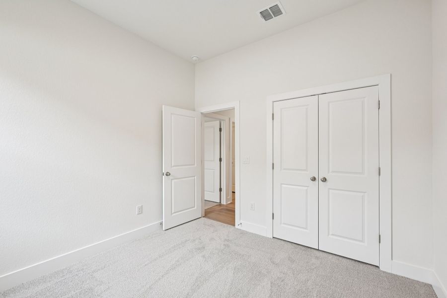 Spacious, unfurnished interior of a new home in Persimmon, Buda (Image 21).