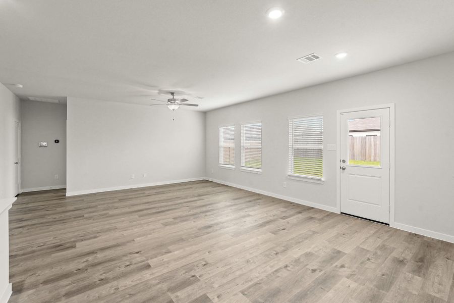 Spacious, unfurnished interior of a new home in Paloma at Sanford Farms, Waller (Image 19).