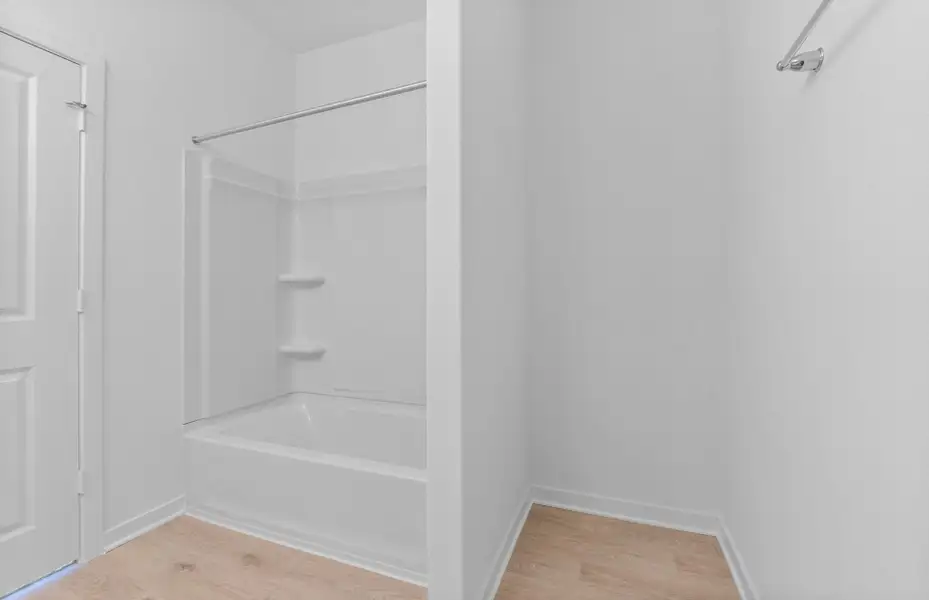 Spacious, unfurnished interior of a new home in County View, Temple (Image 23).
