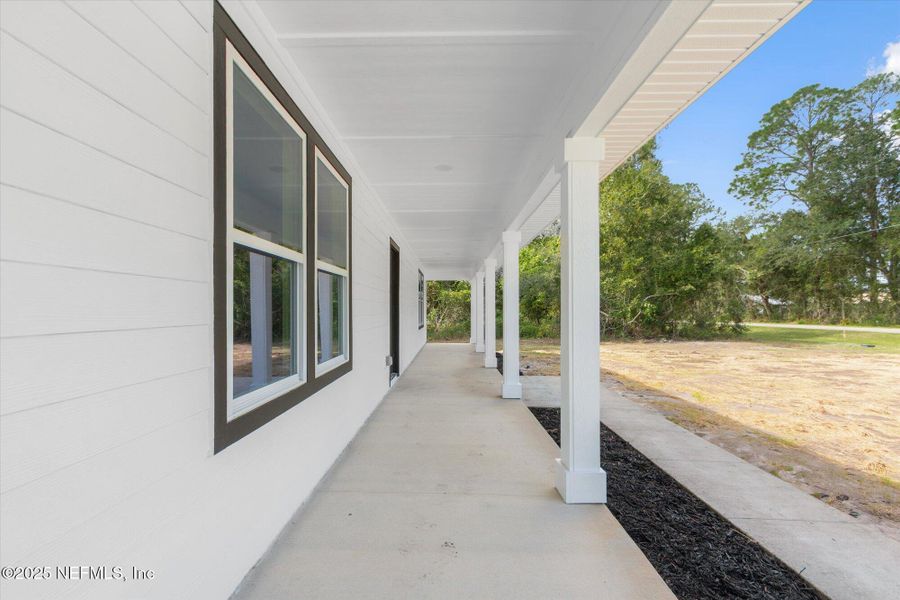 Exterior details and patio area of a home in , Palatka (Image 14).