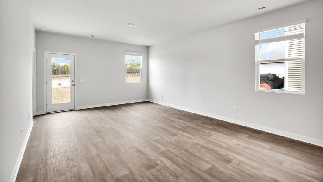 Spacious, unfurnished interior of a new home in Eagle Creek, Bolivia (Image 17).