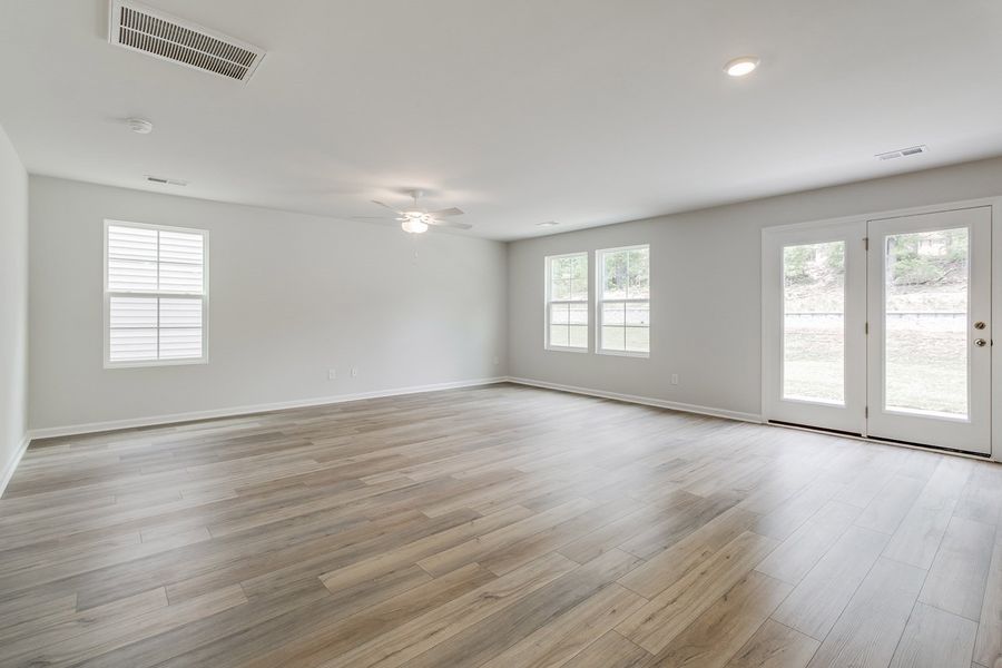Spacious, unfurnished interior of a new home in Bluefield, Lexington (Image 16).