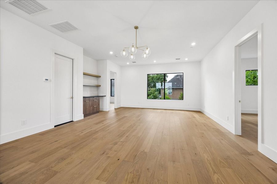 Spacious, unfurnished interior of a new home in , Bellaire (Image 12).