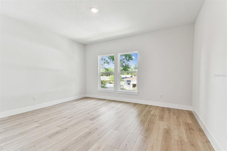Spacious, unfurnished interior of a new home in , Tampa (Image 4).