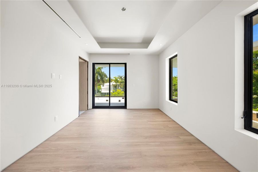 Spacious, unfurnished interior of a new home in , Miami Beach (Image 13).