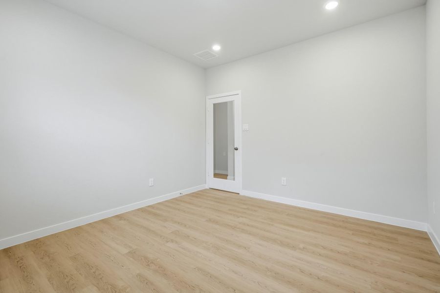 Spacious, unfurnished interior of a new home in Martha's Vineyard, Alvin (Image 15).