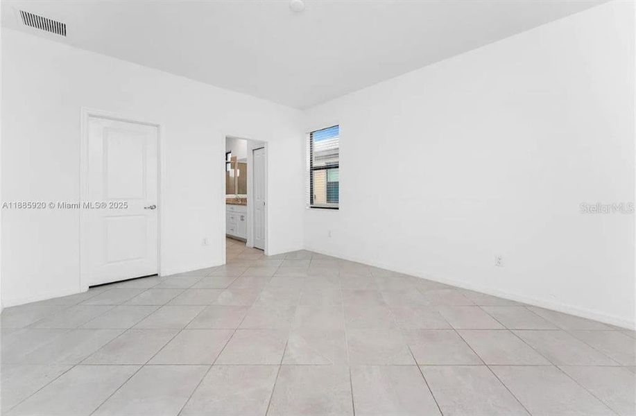 Spacious, unfurnished interior of a new home in , Port Charlotte (Image 18).