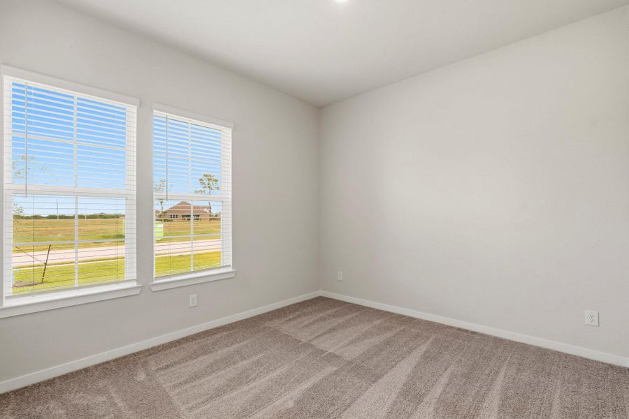 Spacious, unfurnished interior of a new home in Grand Oaks, Mont Belvieu (Image 8).