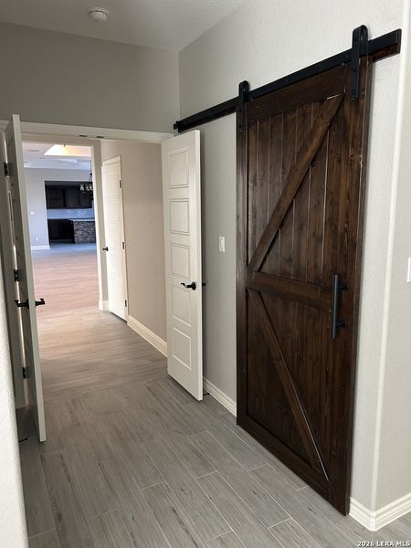 Spacious, unfurnished interior of a new home in , La Vernia (Image 16).