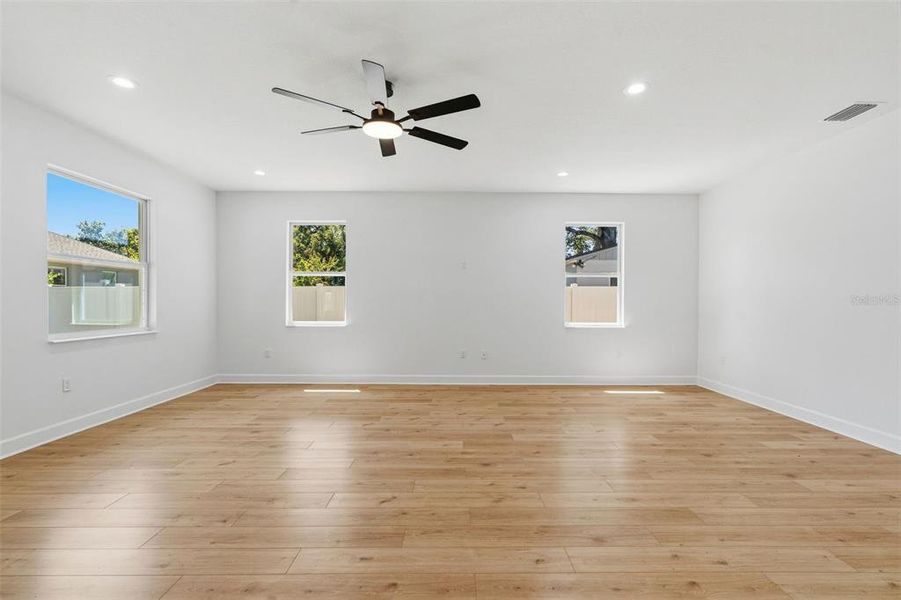 Spacious, unfurnished interior of a new home in , Tampa (Image 24).