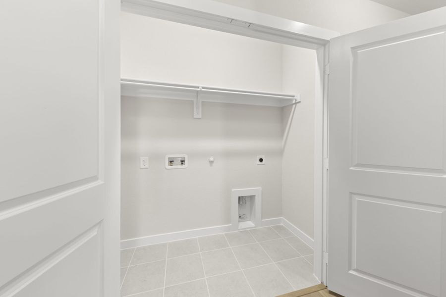 Spacious, unfurnished interior of a new home in Cottonwood Creek, Rowlett (Image 22).