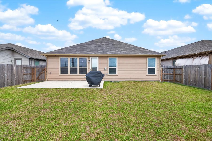 Exterior details and patio area of a home in , Fresno (Image 4).
